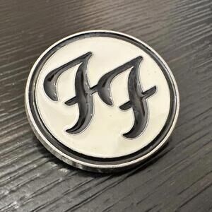 UK Foo Fighters Dave Grohl 25TH Anniversary Lapel Hat Pin VGC